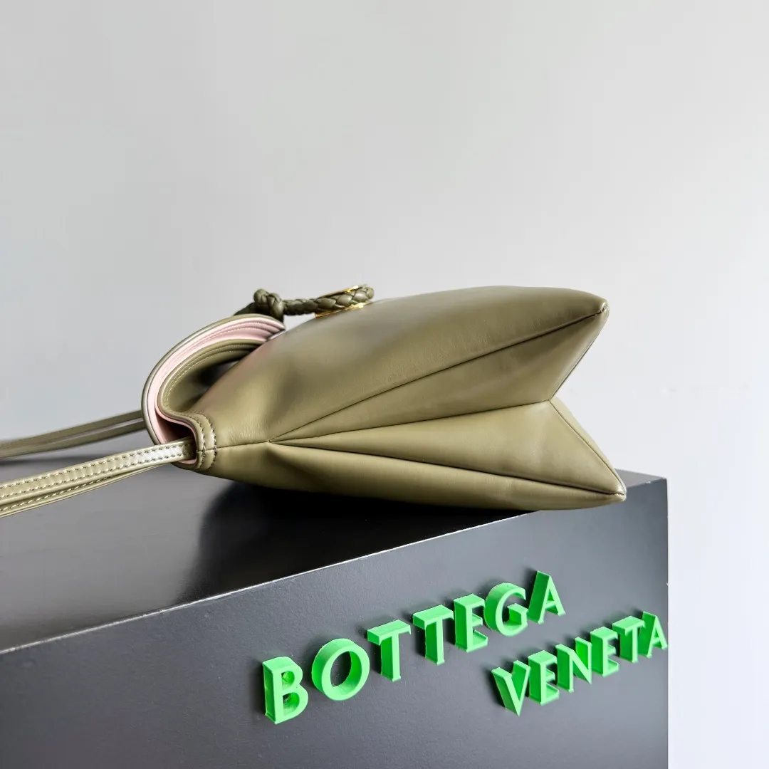 Batch 1680 Inspired by the 1970s, the Bottega Veneta women's logo shoulder bag has a smooth leather surface that brings a clean and handsome feel, just like the neatness and tenacity of a working woman. The front buckle is made of high-quality hardware pendant, the overall retro elegance, and the excellent leather feels soft. This Bottega Veneta series can be described as beautiful, weakening the complexity of the outfit, not competing for it, and only using the best quality to interpret itself. Style number: 806034 (large size) Size: 30*20*8cm
